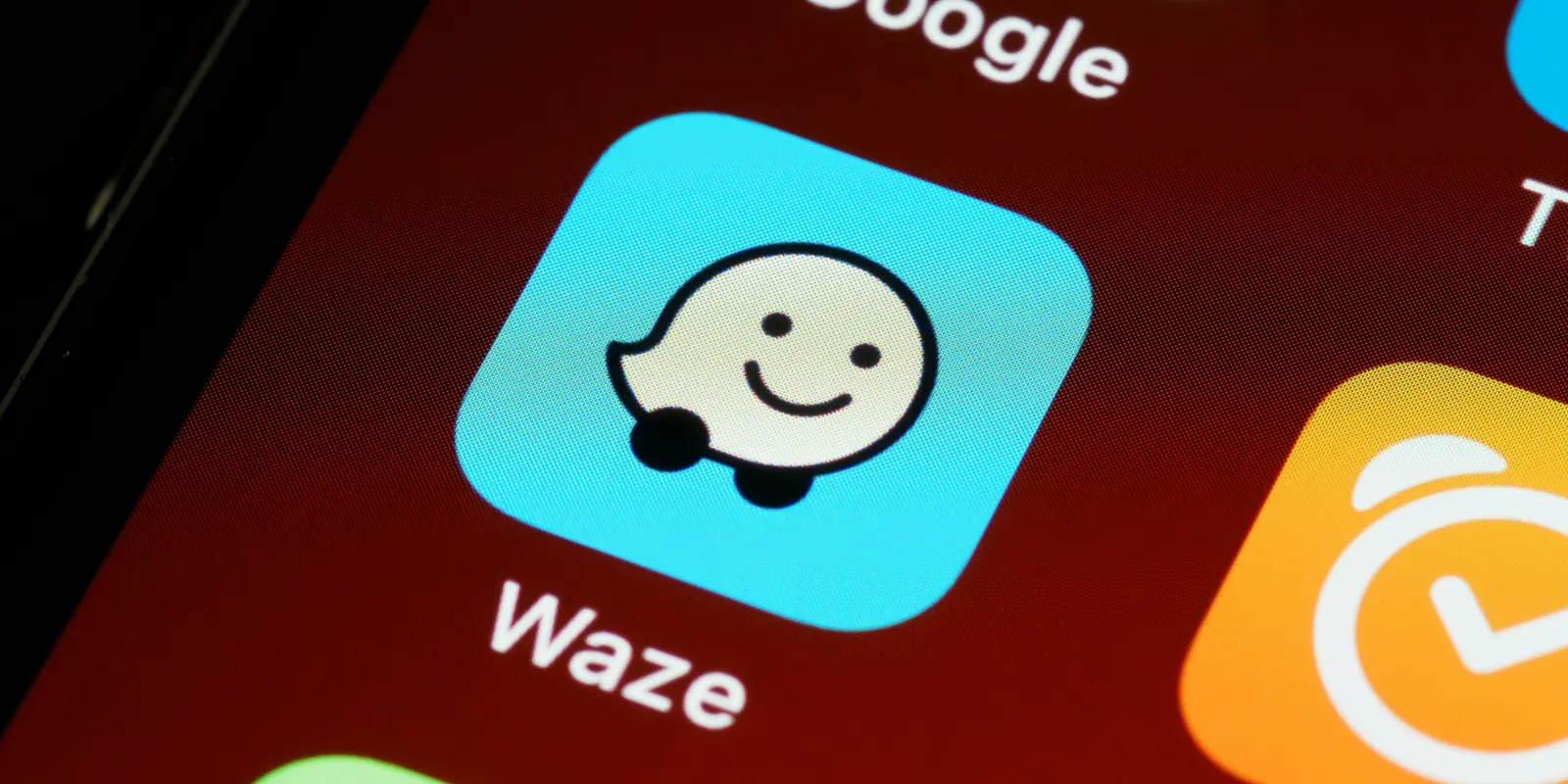 Der geräteeigene Zähler ist eine nützliche Schätzung — die wirklich verlässliche Zahl steht im Konto des Anbieters Nahaufnahme eines Smartphone-Bildschirms, wie man ihn beim Prüfen der verbleibenden Daten einer Reise-eSIM sieht