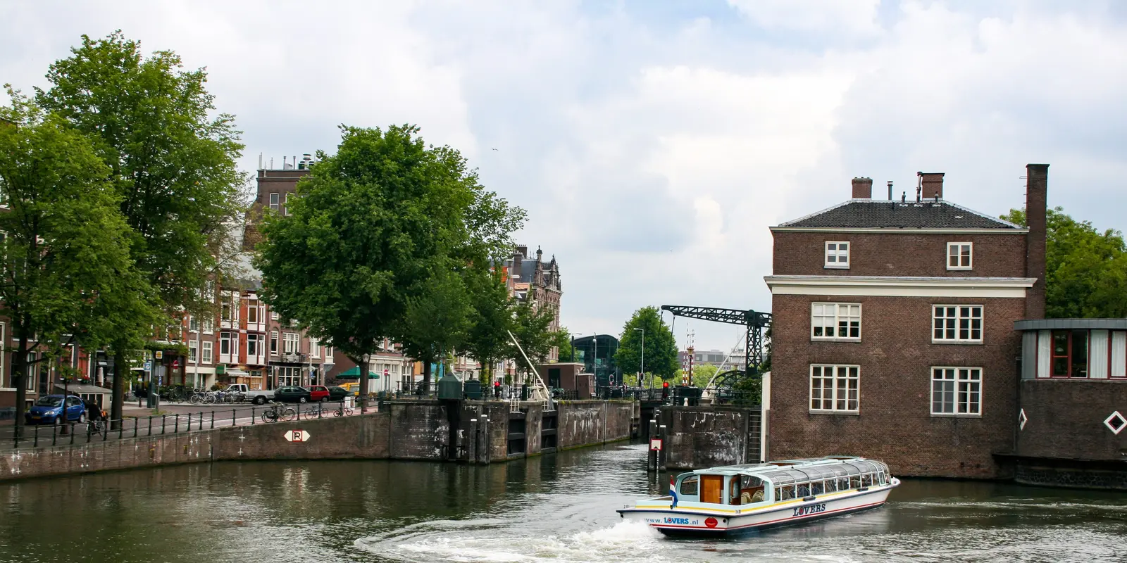 Amsterdam canal and surrounding buildings, illustrating a cruise and walking-day option