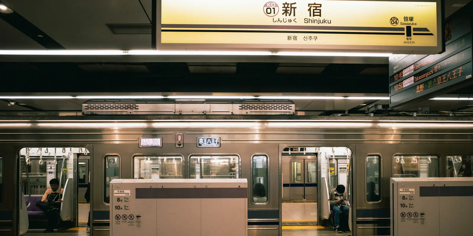 電車を待つ乗客がいる東京メトロの駅ホーム