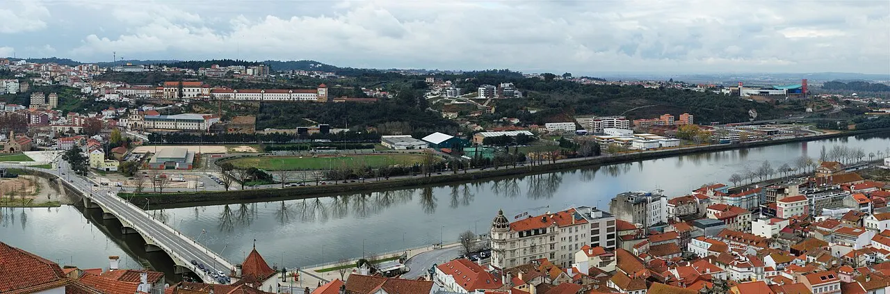 Vista de Coímbra y el río Mondego