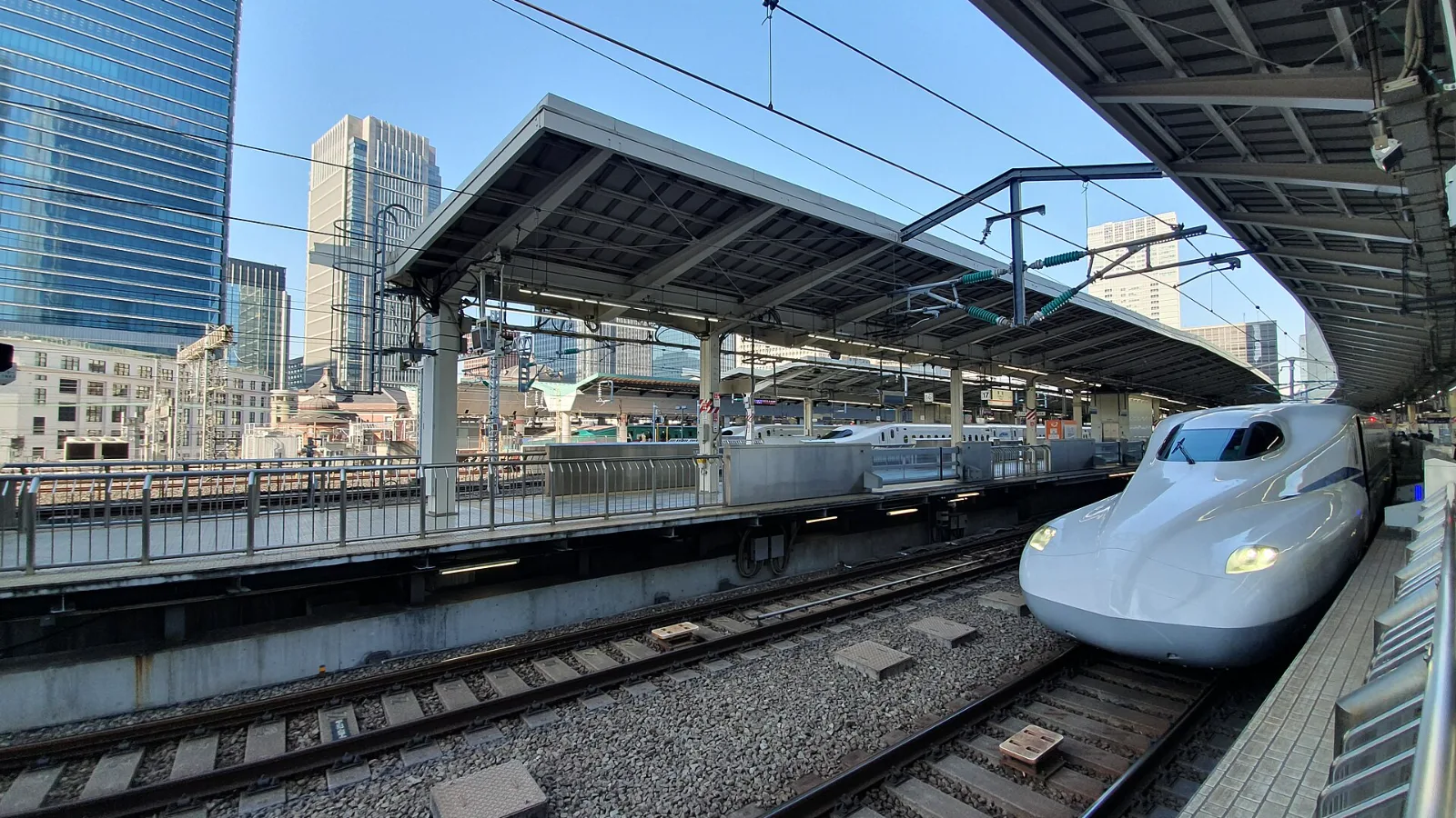 Tokaido Shinkansen train at a Tokyo Station platform